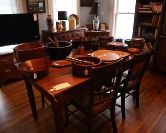 An overview of the office room upstairs.