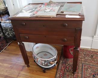 A fold-up desk with the square leg; in the front entrance room.