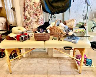 HIGH QUALITY LIFE GEAR MASSAGE TABLE LIKE NEW WITH CARRYING CASE AND HEAD REST.