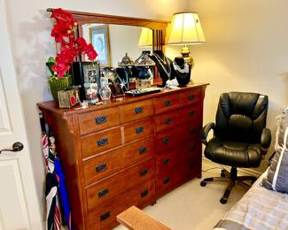 BASSETT MISSION MULE CHEST DRESSER IN FANTASTIC CONDITION.