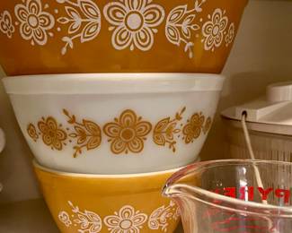 VINTAGE PYREX BUTTERFLY GOLD MIXING NESTING BOWLS.