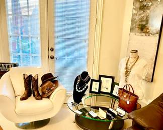 CANTONI ITALIAN NATUZZI LEATHER SWIVEL CHAIR AND COFFEE TABLE.