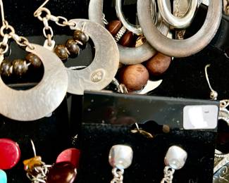GREAT VARIETY OF CONTEMPORARY COSTUME JEWELRY EARRINGS.