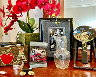 KOREAN MOTHER OF PEARL BLACK LAQUER BOX, VINTAGE WOODEN HANDBAG-SO CUTE!