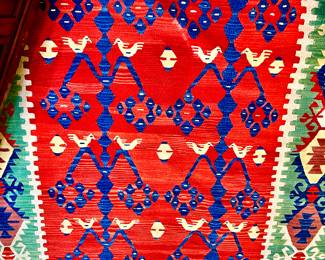 KILIM RUG, BRIGHTLY COLORED.