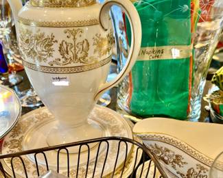 WEDGWOOD "GOLD COLUMBIA" CHINA PIECES INCLUDING CHOCOLATE POT, COFFEE POT, GRAVY BOAT.