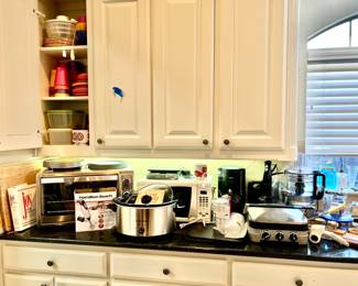 STAINLESS STEEL KITCHEN APPLIANCES.