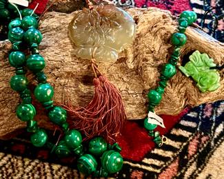 CHINESE JADE FISH PENDANT NECKLACE, HEAVY MALACHITE BEADED NECKLACE, BRACELET, AND EARRINGS.