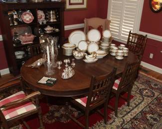 LOVELY ROUND OAK DINING TABLE W/3 LEAVES