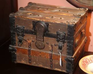 SWEET  LITTLE MINIATURE FLAT TOP TRUNK