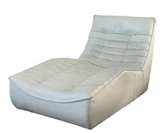 GIUSEPPE NICOLETTI VOLPE CHAISE LOUNGE | 
White leather "Volpe" chaise lounge chair by Giuseppe Nicoletti, made in Italy. - h. 35 x w. 32 x l. 64 in