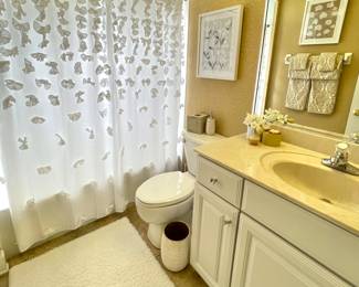 Paper Whites bathroom decor 