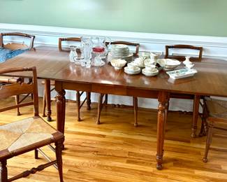 Gorgeous drop leaf gate leg table, leafs and pads