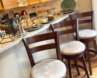 Set 3 swivel barstools 