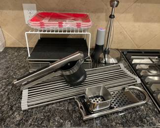 Lot 1319 Automatic Pot Stirrer Paper Towel Holder Sur La Table Grater Kitchen Sink Cover Trays Keurig Storage Riser