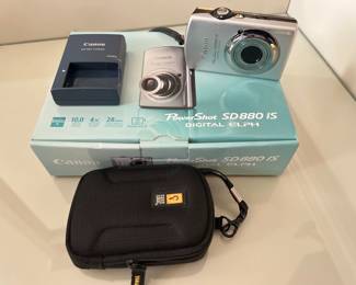 Lot 1032 Canon PowerShot SD880IS Digital Elph Camera