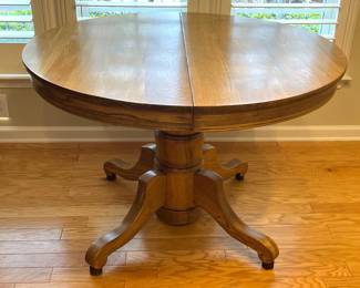 Lot 1160 Vintage Pedestal Dining Table w Leaf