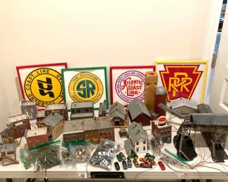 Lot 1195 HO Scale Model Railroad Train Buildings and Accesories
