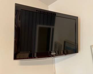Lot 1025 2009 Samsung TV 32 Class720p60hzLCD HDTV