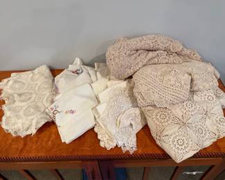 Lot 1176 Assorted Vintage Lace Textiles
