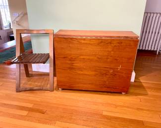 Vintage Pier One expandable table with 4 folding chairs 
