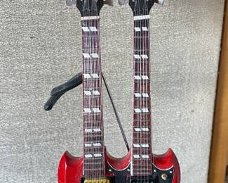 Mini Model Gibson guitar 