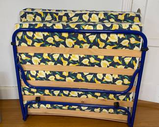 Vintage floral roll a way bed 
