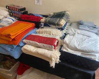 Blankets & throws, sheets & misc. linens 