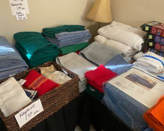 Nice linen collection - towels, hand towels & wash cloths 