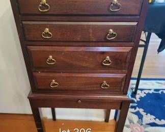 Silverware chest and silverplate