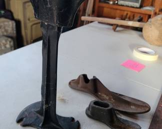 Cast iron shoe form stand