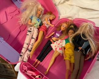 Case with several Barbie’s 