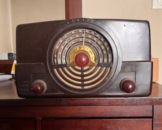 Vintage Zenith AM/FM tabletop radio, likely a model 7H520 from the 1940s