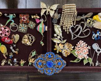 004 Assortment of Brooches Pins