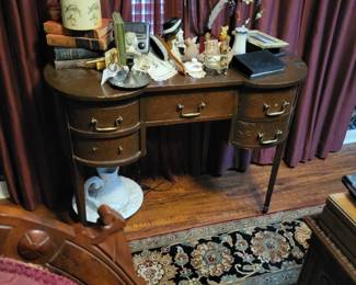 Vanity table dresser