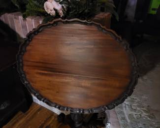Pie table with tilting top