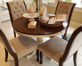 Nice small table w 4 chairs