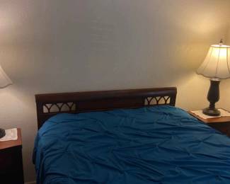 Beautiful Vintage Full Size Bed And Nightstands Lamps