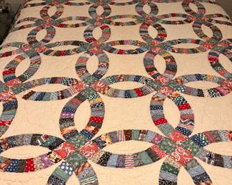 Double Wedding Ring Quilt Hand Pieced and quilted 
             ( Excellent Condition)