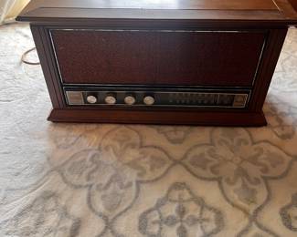 1970’s GE Solid State Dual Speakers 
AM/FM Radio 
                     (Works)