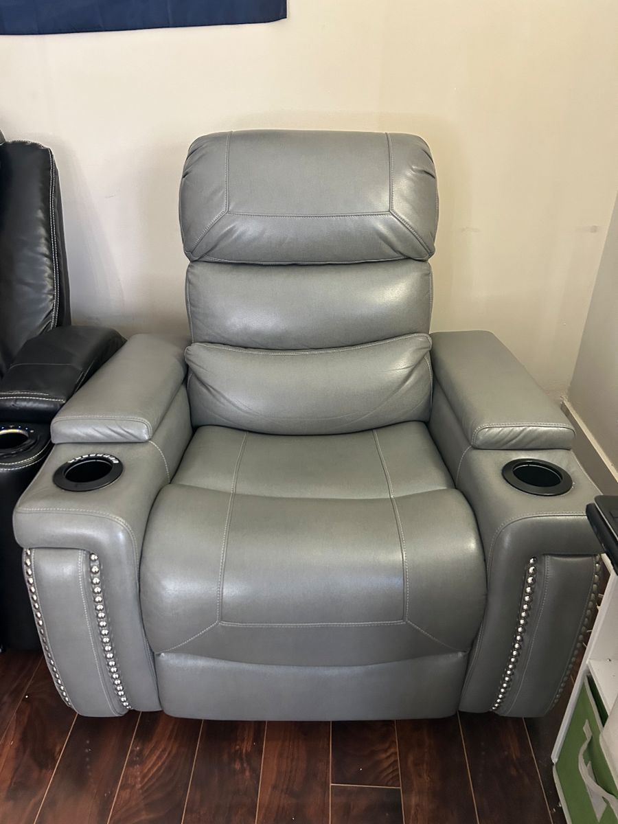 American Signature Jackson Triple-power reclining chair