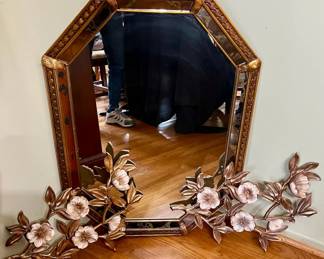 331 Wall Mirror With Floral Wall Hangings