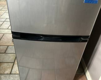 Mini refrigerator with freezer