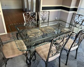 Dining room table with 6 chairs