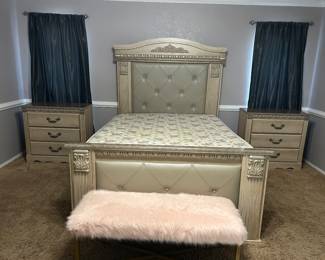 Queen bedroom set with nightstands, mattress and box spring
Pink bench