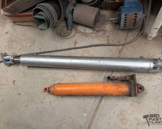 1190  2 Hydraulic Cylinders