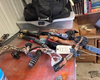 1002  Compact Bow, Bow, Arrows, Glove, Bowstring Wax, and Sight