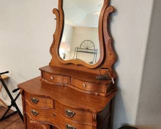 'Lexington' furniture Vanity Dresser with Mirror.