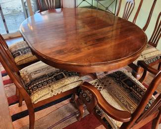 Round Dining Table with 2 Leafs and 6 Matching Dining Chairs - Modern Colorful Carpet.