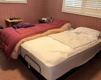 Jerome’s Furniture Twin Adjustable Base with remote. Includes mattress. Both work!
